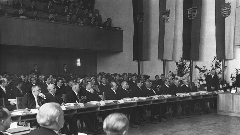 Konstituierende Sitzung des Bundesrates 1949 - Auch der Bundesrat wird 75 - er ist sogar einen Tick jünger als sein Zwilling. Konstituierende Sitzung des Bundesrates 1949 - Auch der Bundesrat wird 75 - er ist sogar einen Tick jünger als sein Zwilling.