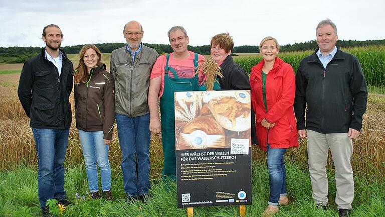 Weizen für Wasserschutzbrot: Die erste Ernte des konventionell angebauten Weizens mit reduzierter Düngung im Landkreis Rhön-Grabfeld steht bevor, darüber freuen sich (von links) Felix Schmidl und Michaela Stäblein vom Projekt boden:ständig, WZV Nord-Vorsitzender Georg Rath, die Landwirte Helmut und Claudia Geißler, Nicole Nefzger vom FiBL Deutschland e.V. sowie Christian Guschker von der Regierung von Unterfranken. Weizen für Wasserschutzbrot: Die erste Ernte des konventionell angebauten Weizens mit reduzierter Düngung im Landkreis Rhön-Grabfeld steht bevor, darüber freuen sich (von links) Felix Schmidl und Michaela Stäblein vom Projekt boden:ständig, WZV Nord-Vorsitzender Georg Rath, die Landwirte Helmut und Claudia Geißler, Nicole Nefzger vom FiBL Deutschland e.V. sowie Christian Guschker von der Regierung von Unterfranken.
