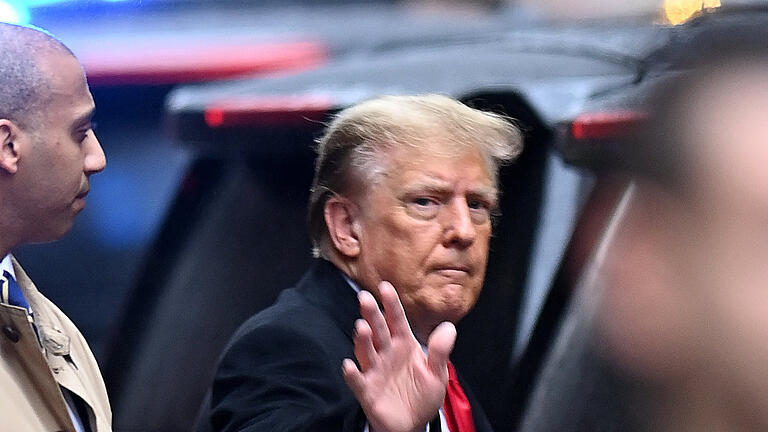 Prozess gegen ehemaligen US-Präsidenten Trump.jpeg       -  Ex-Präsident Trump ließ die überparteiliche Einigung für die Ukraine-Hilfe platzen.