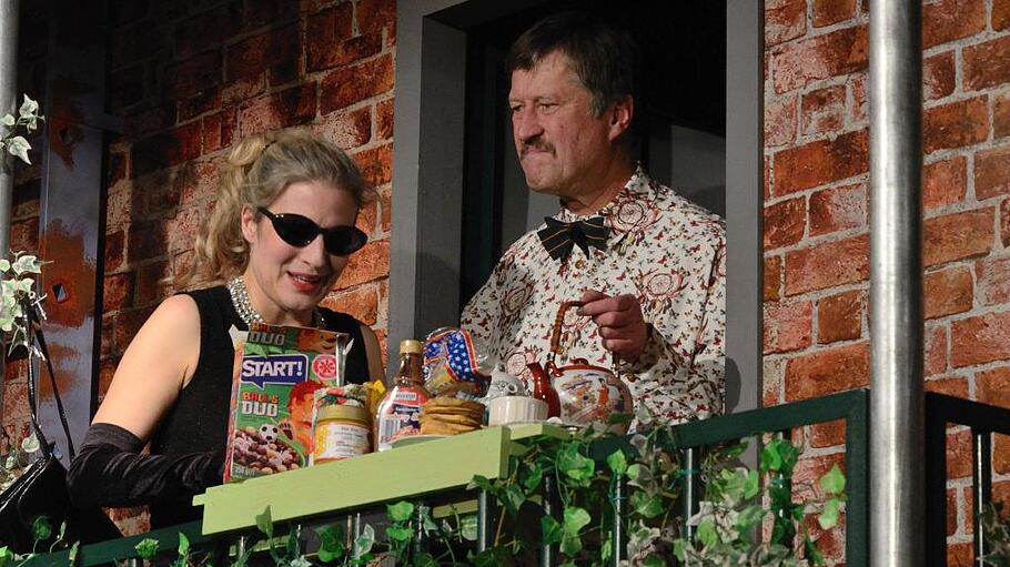 Silvia Steger und Marc Marchand in der Komödie 'Frühschicht bei Tiffany' von Kerry Renard. Sebastian Worch       -  Silvia Steger und Marc Marchand in der Komödie 'Frühschicht bei Tiffany' von Kerry Renard. Sebastian Worch