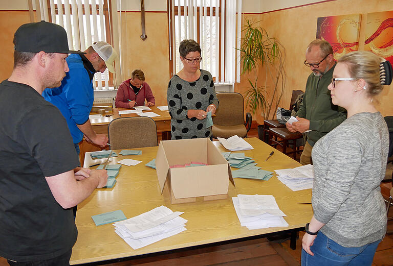 Ein spannender Moment im Unterpleichfelder Rathaus: Bei der Auszählung der Briefwahl zum Bürgerentscheid in Bezug auf die Nachnutzung des früheren Feuerwehrhauses.