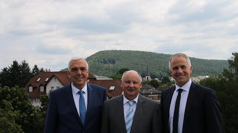 Am Hauptsitz der Raiffeisenbank Main-Spessart in Lohr (von links): Direktor Manfred Heuer, Lothar Wiesmann und Direktor Andreas Fella. Am Hauptsitz der Raiffeisenbank Main-Spessart in Lohr (von links): Direktor Manfred Heuer, Lothar Wiesmann und Direktor Andreas Fella.