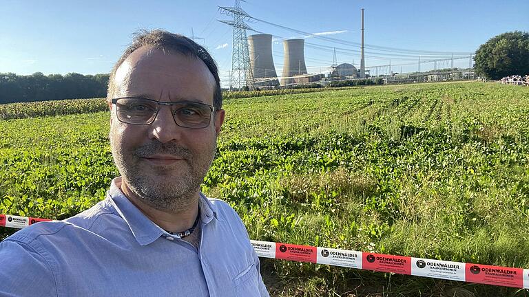 Oliver Schikora bei der Sprengung der Kühltürme am Kernkraftwerk Grafenrheinfeld, Blick vom Pressezentrum hinter dem Informationszentrum aus. Oliver Schikora bei der Sprengung der Kühltürme am Kernkraftwerk Grafenrheinfeld, Blick vom Pressezentrum hinter dem Informationszentrum aus.