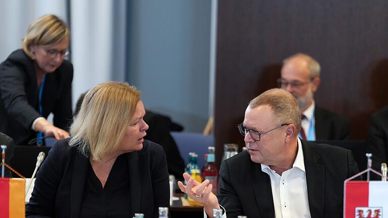 Innenministerkonferenz der Länder in Rheinsberg - In Fragen der Migrationspolitik konnten sich die SPD- und unionsgeführten Länder kaum aufeinander zubewegen. Innenministerkonferenz der Länder in Rheinsberg - In Fragen der Migrationspolitik konnten sich die SPD- und unionsgeführten Länder kaum aufeinander zubewegen.