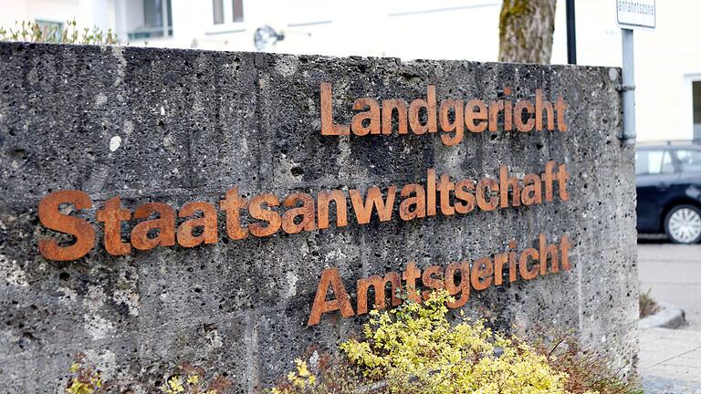Staatsanwaltschaft ermittelt wegen Auffälligkeiten bei Geburten.       -  Die Verhandlung gegen eine 32-Jährigen wegen mutmaßlicher Tötung seines Vaters beginnt in Kürze. (Illustration)