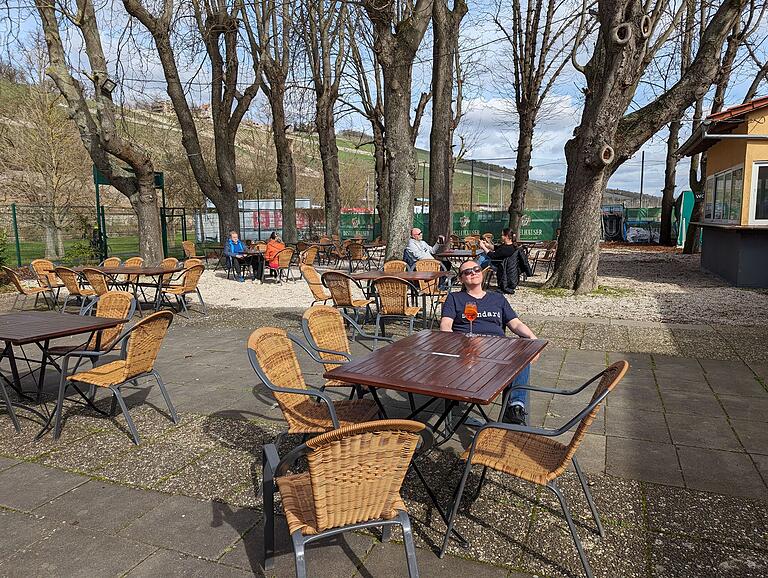 Malerische und sonnige Lage in der Nähe von Freizeitangeboten: Der Biergarten 'Wasserhäusle' in der Zellerau in Würzburg. Malerische und sonnige Lage in der Nähe von Freizeitangeboten: Der Biergarten 'Wasserhäusle' in der Zellerau in Würzburg.