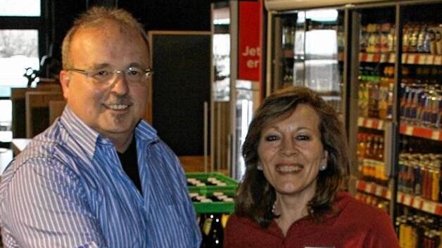 Autohof wieder geöffnet: Die ehemalige Lomo in Rüdenhausen ist wieder geöffnet und heißt jetzt Rosi's Autohof. Die Tankstelle, das Wirtshaus und den Shop betreibt Bernd Breitenbach (im Bild mit Mitarbeiterin Anita Hüßner).