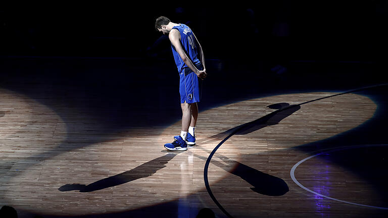 Verneigung vor den Mitspielern, den Fans und allen Unterstützern: Dirk Nowitzki von den Dallas Mavericks, der hier ehemaligen Spielern zuhört, die eine Laudatio auf ihn halten.