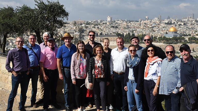 Die Landkreis-Delegation auf dem Ölberg vor der Altstadt von Jerusalem mit der goldenen Kuppel des Felsendoms. Die Landkreis-Delegation auf dem Ölberg vor der Altstadt von Jerusalem mit der goldenen Kuppel des Felsendoms.