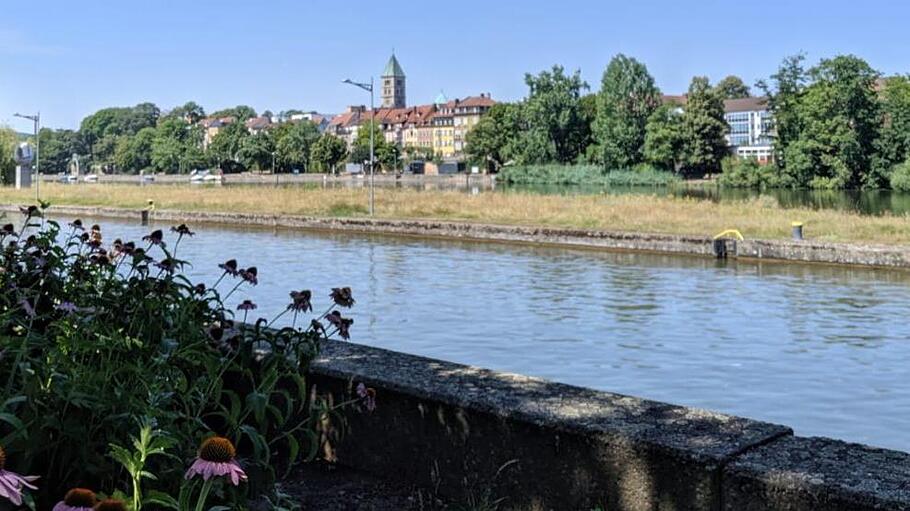 Der Blick auf die Gutermann-Promenade von der gegenüber liegenden Mainseite aus. In der Mitte: der Turm der Heilig-Geist-Kirche.  Fotos: (4): Touristinformation Schweinfurt 360°       -  Der Blick auf die Gutermann-Promenade von der gegenüber liegenden Mainseite aus. In der Mitte: der Turm der Heilig-Geist-Kirche.  Fotos: (4): Touristinformation Schweinfurt 360°