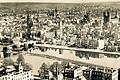 Panorama des am 16. März 1945 fast völlig zerstörten Würzburg. Um die Entstehung von Seuchen zu verhindern, ordnete die amerikanische Militärregierung im Mai 1945 an, Leichen unter den Ruinen zu bergen.