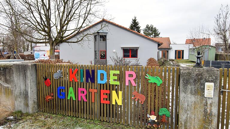 Der Betrieb des Rödelseer Kindergartens ist zum 1. Januar reibungslos auf das BRK übergegangen. Die Planungen zur notwendigen Erweiterung hingegen müssen nochmals überdacht werden. Der Betrieb des Rödelseer Kindergartens ist zum 1. Januar reibungslos auf das BRK übergegangen. Die Planungen zur notwendigen Erweiterung hingegen müssen nochmals überdacht werden.
