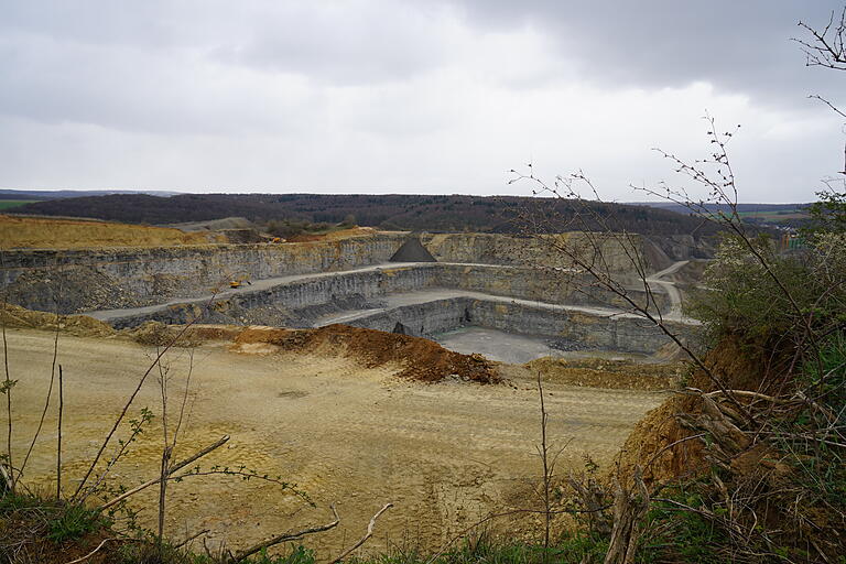 Ein Blick in den hinteren Teil des Steinbruchs in Richtung Hettstadt. Ein Blick in den hinteren Teil des Steinbruchs in Richtung Hettstadt. 